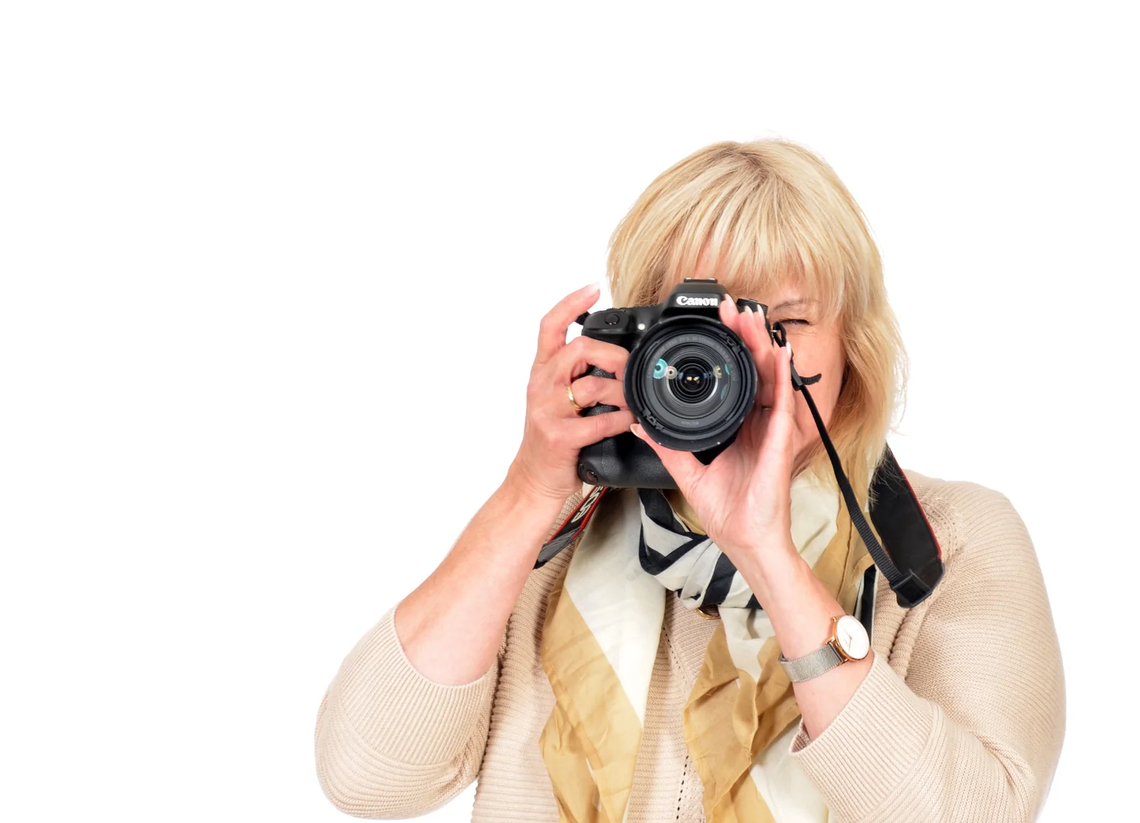 Fotografin des Foto Studios Wiemer mit einer Spiegelreflexkamera