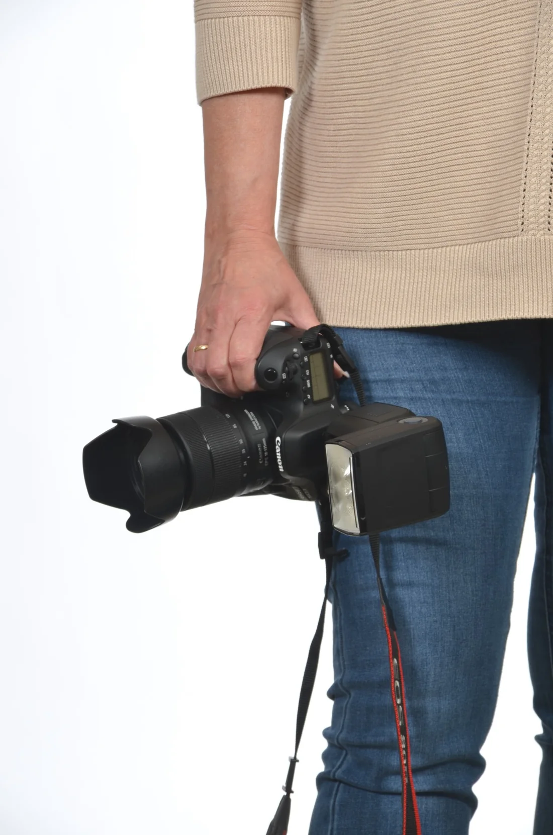 Professionelle Kamera mit Blitzgerät im Foto Studio